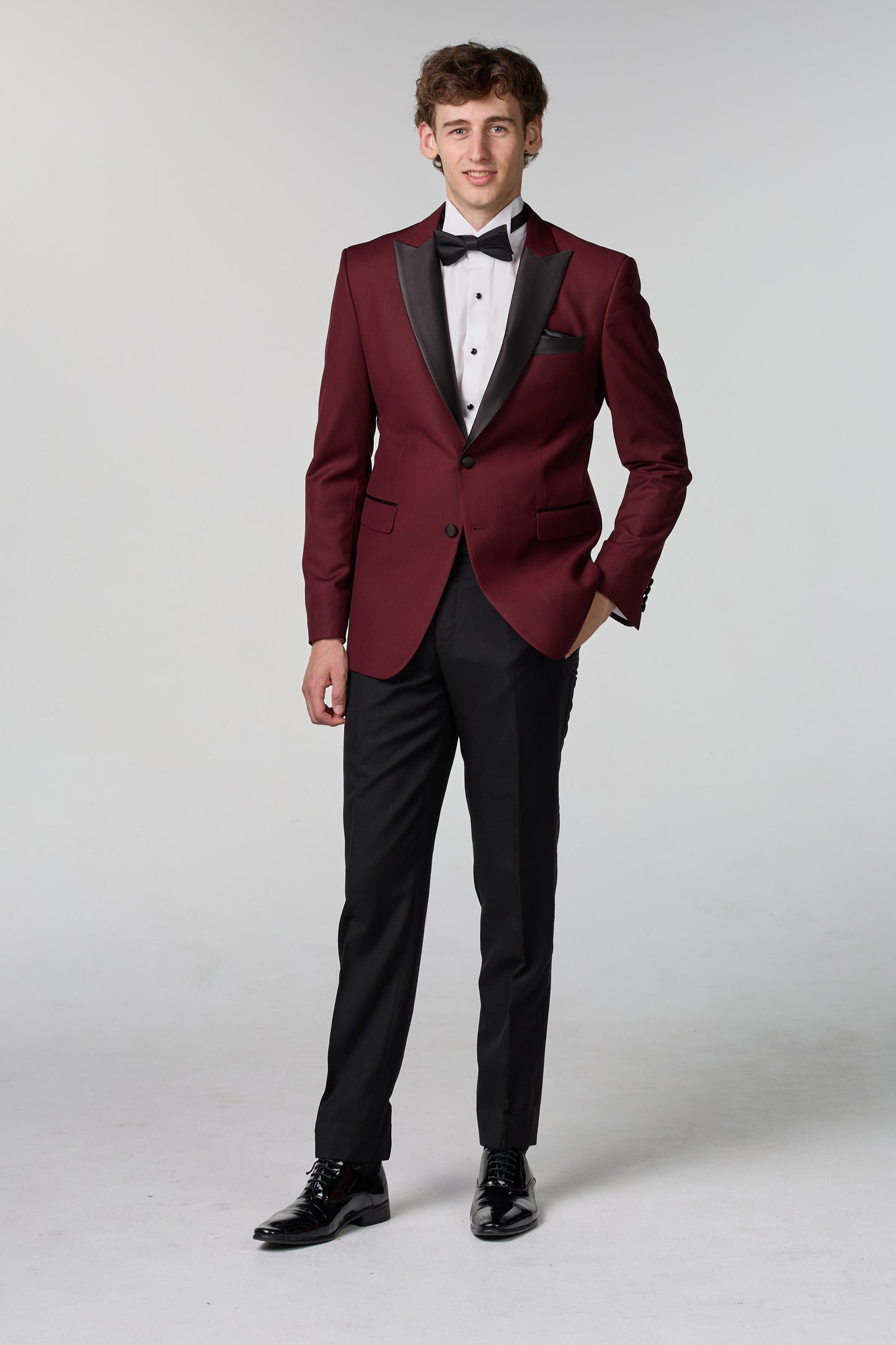 Weinroter Smoking mit steigendem Revers - essentials