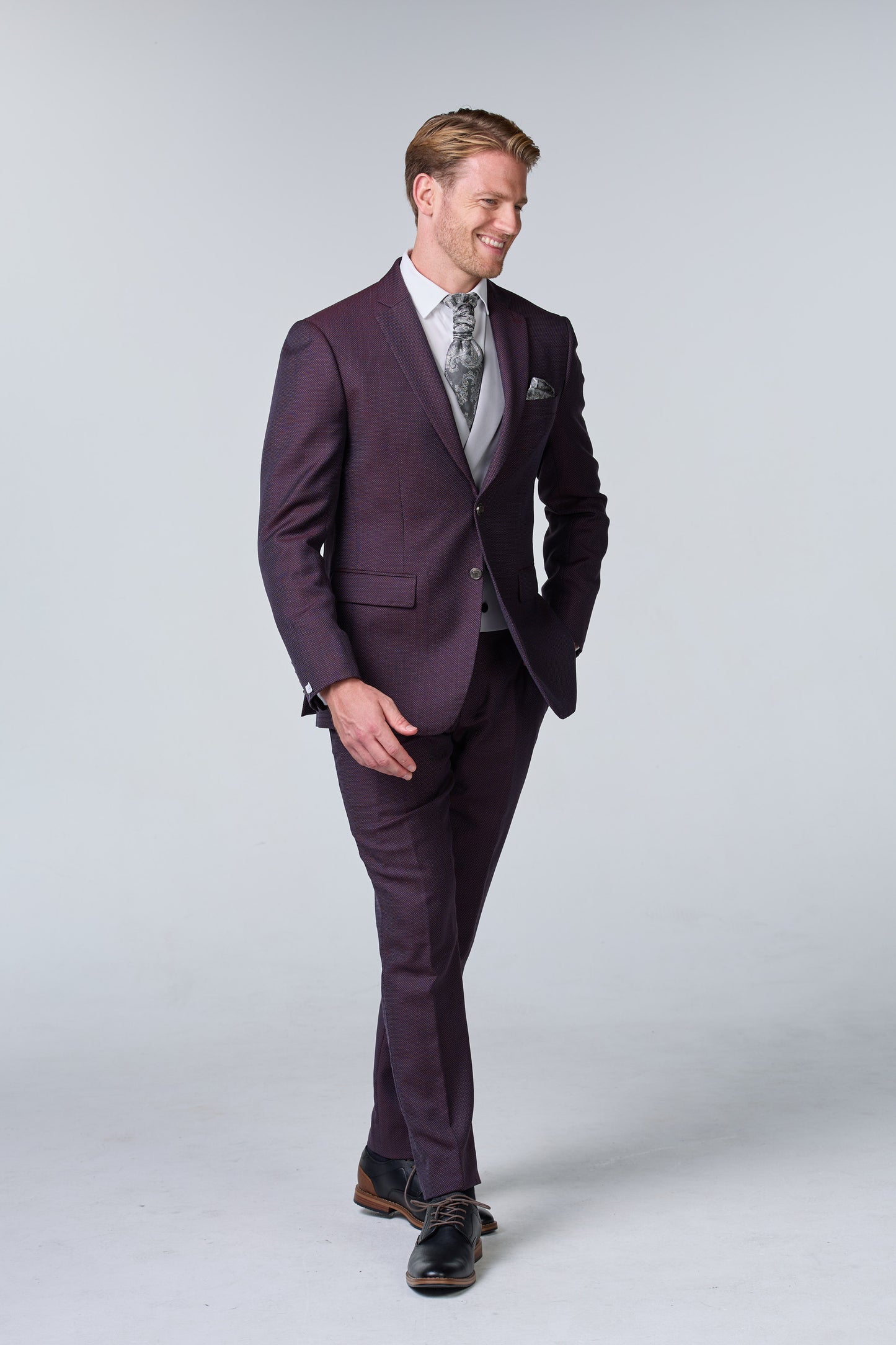 Rot-brauner Hochzeitsanzug mit Punktmuster