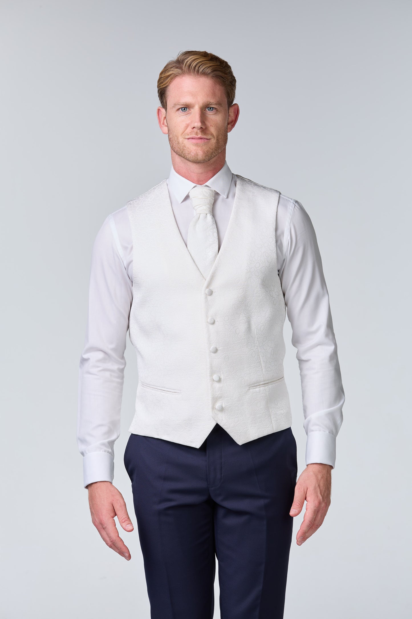 Bräutigam Outfit in Blau mit weißer Weste - essentials