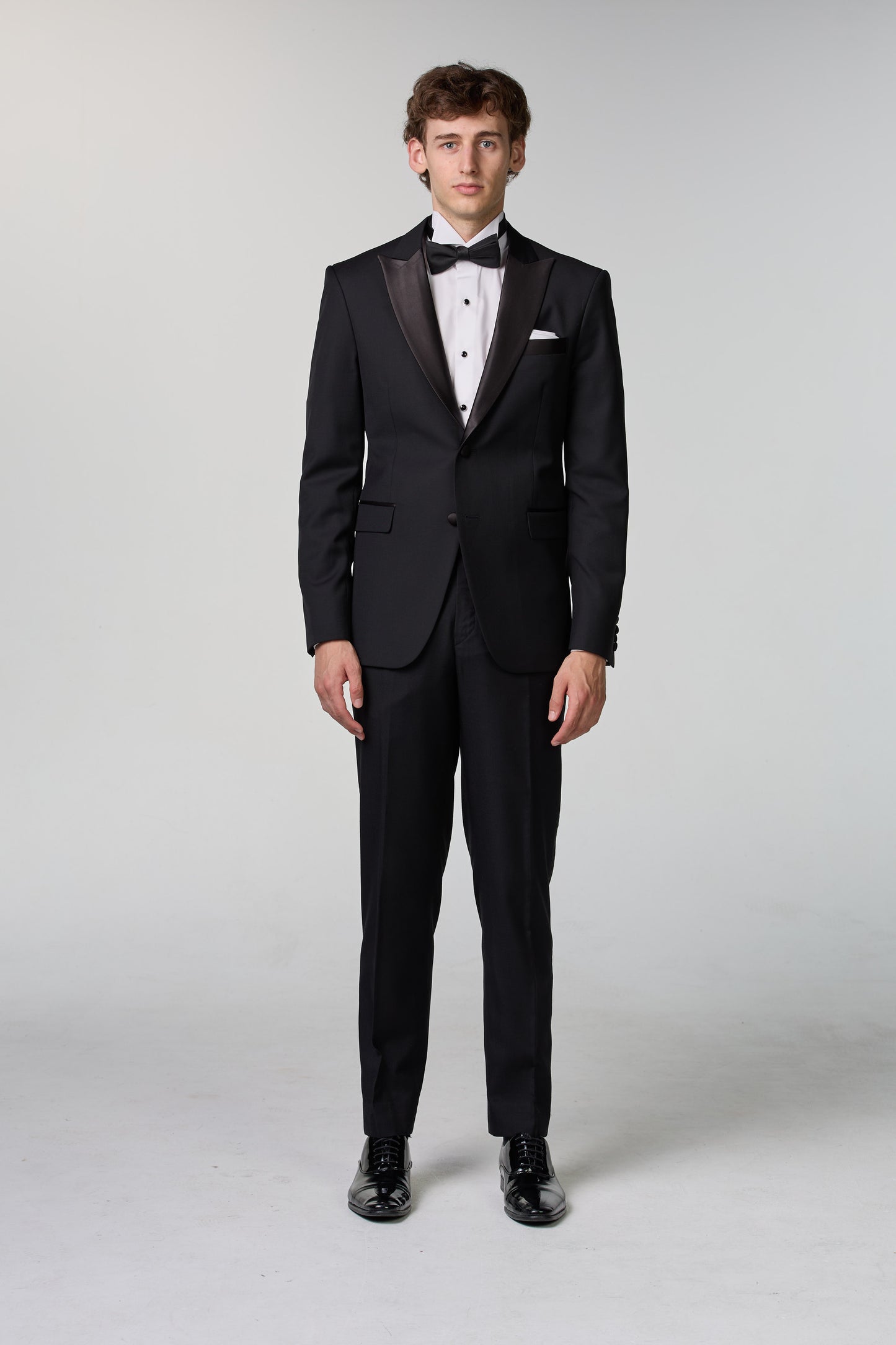 Schwarzer Smoking mit steigendem Revers