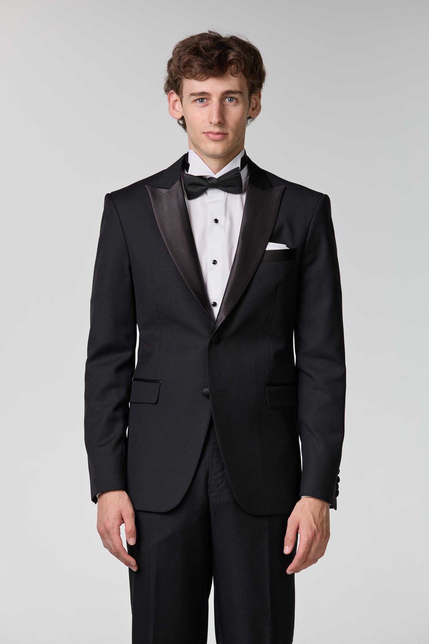 Schwarzer Smoking mit steigendem Revers