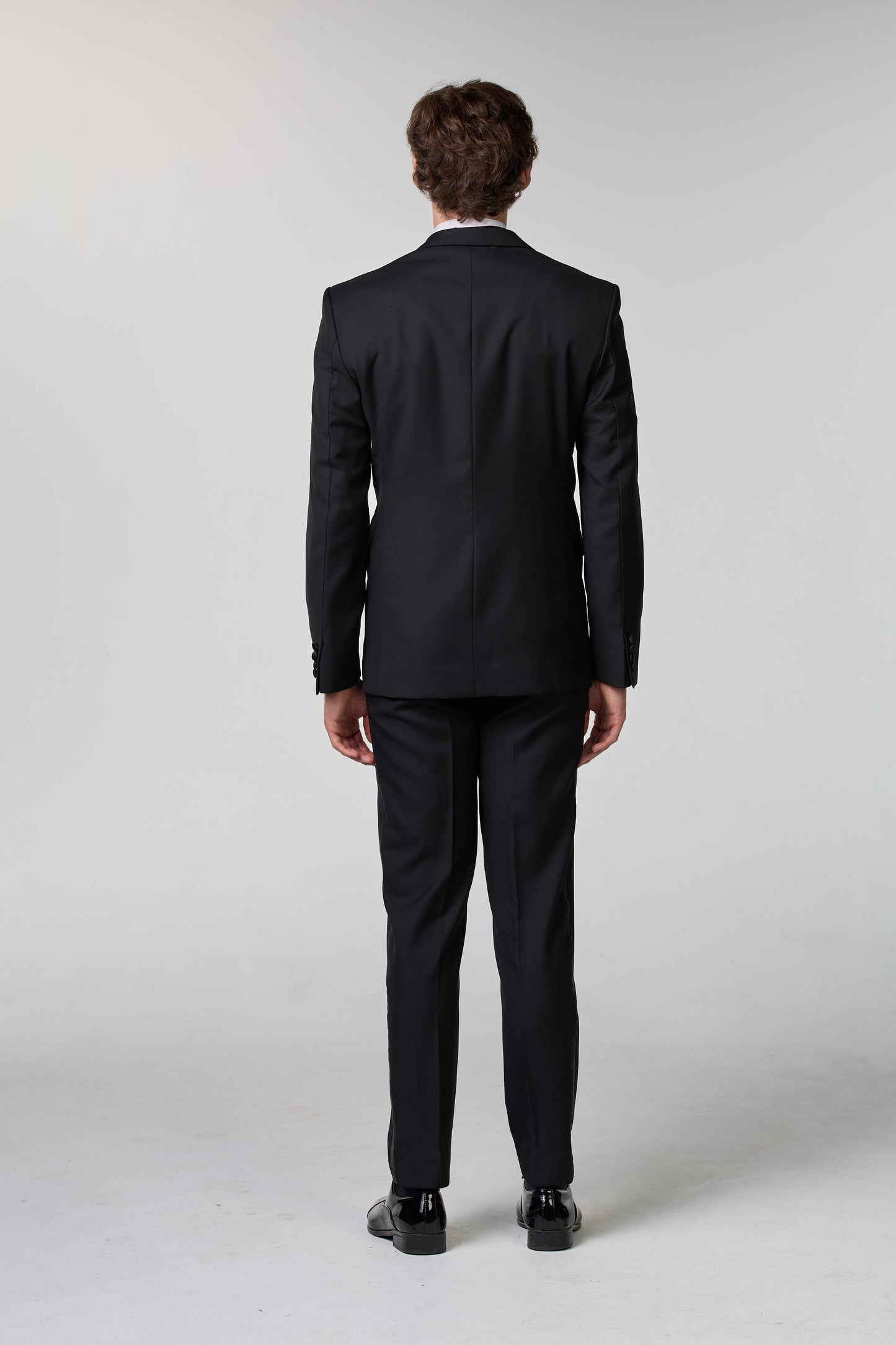 Schwarzer Smoking mit steigendem Revers