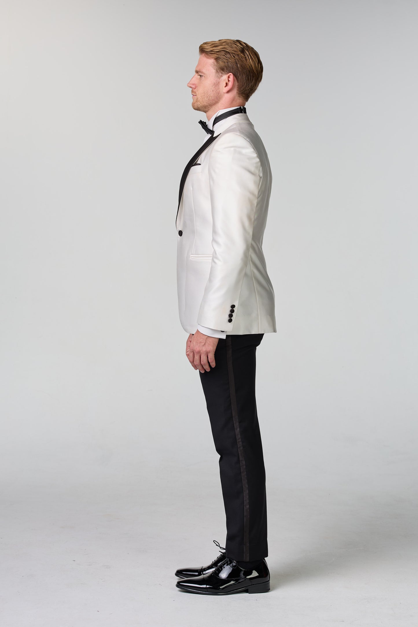 Weißes Jacket mit steigendem Revers - essentials