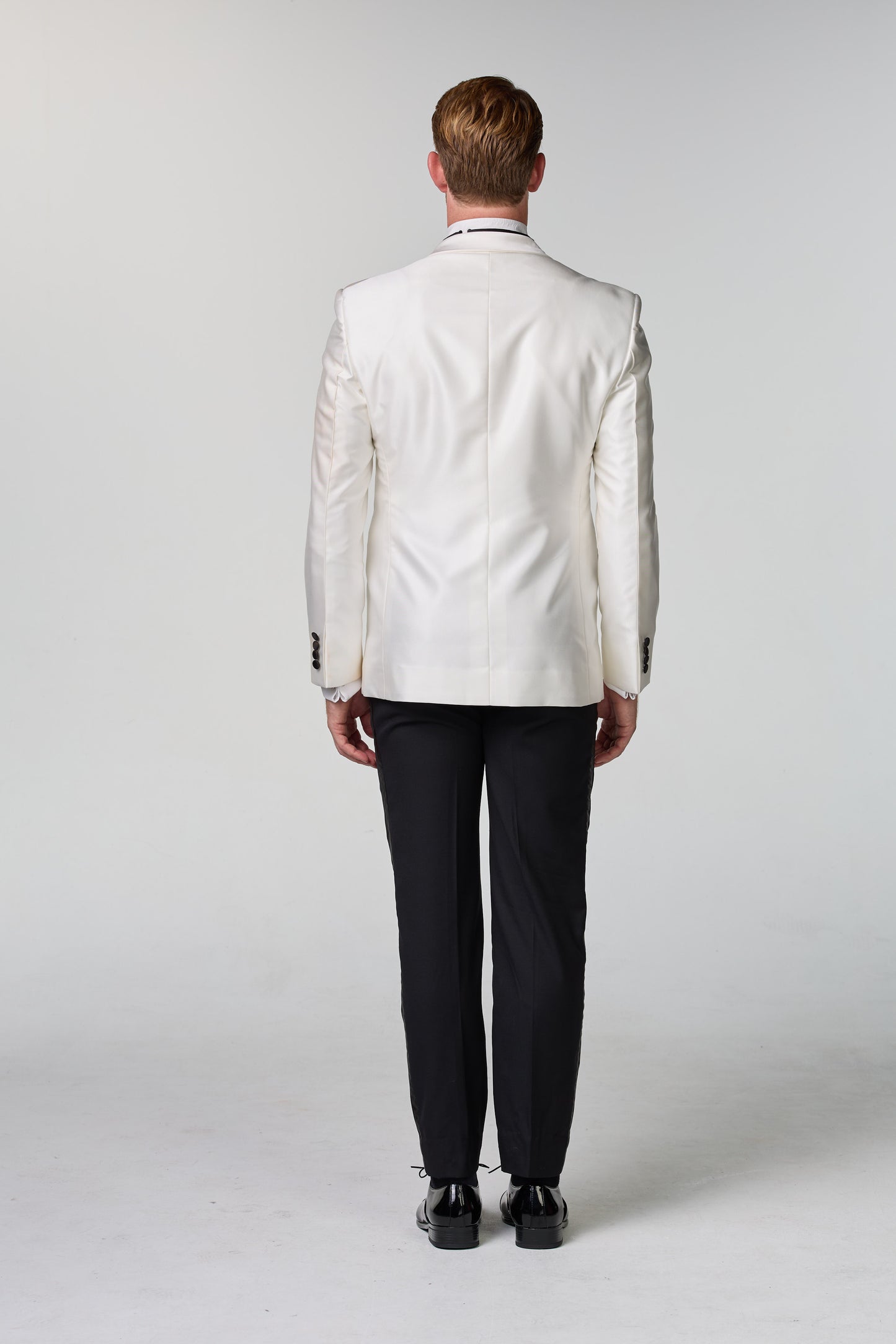 Weißes Jacket mit steigendem Revers