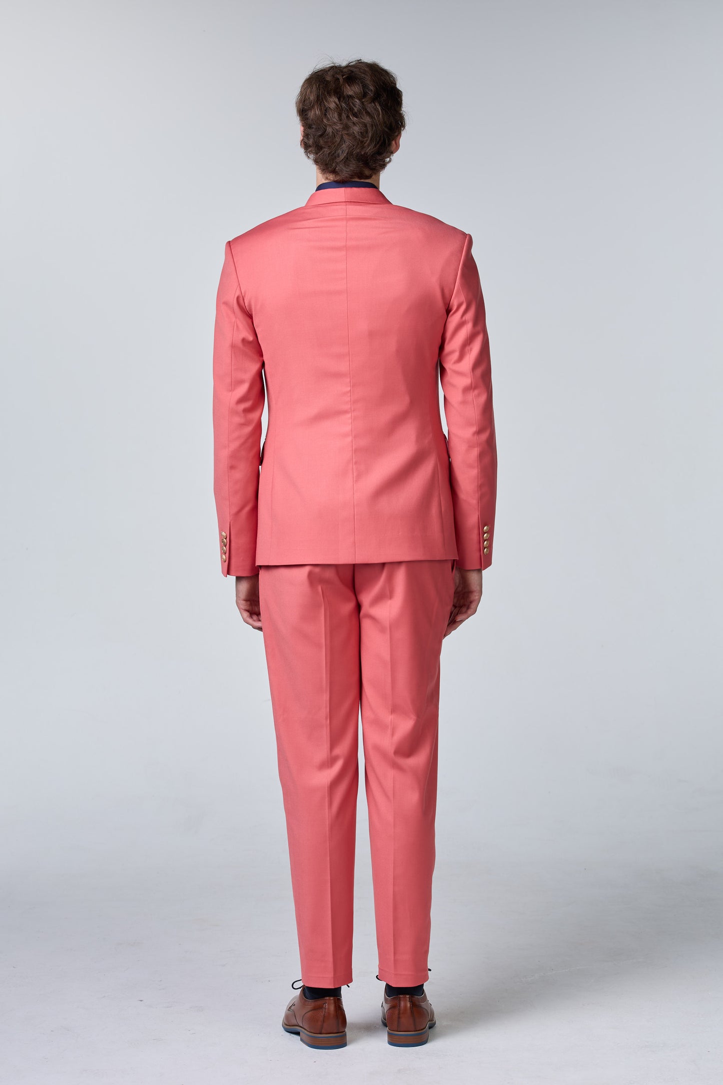 Pfirsichfarbener Anzug