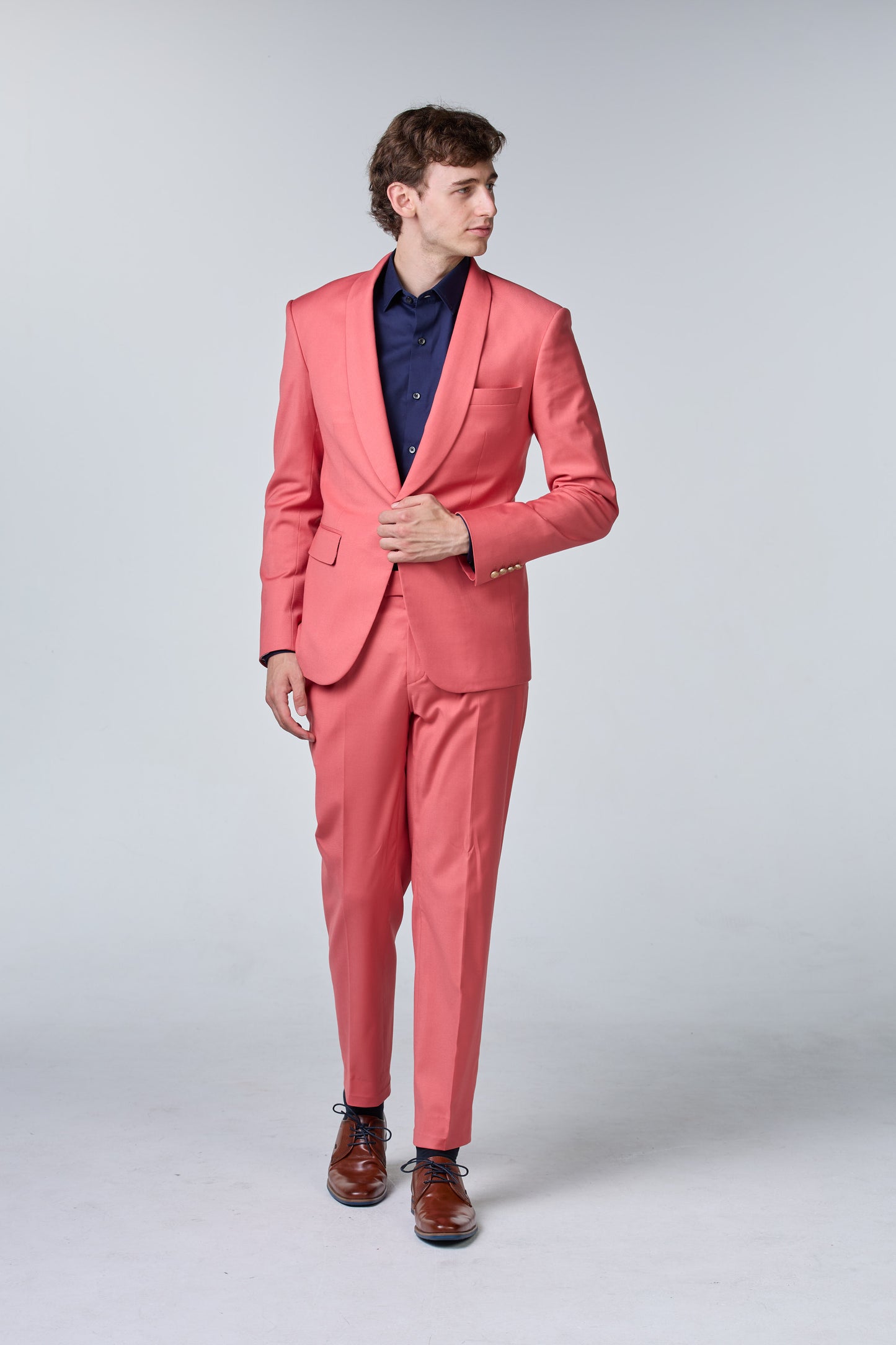 Pfirsichfarbener Anzug