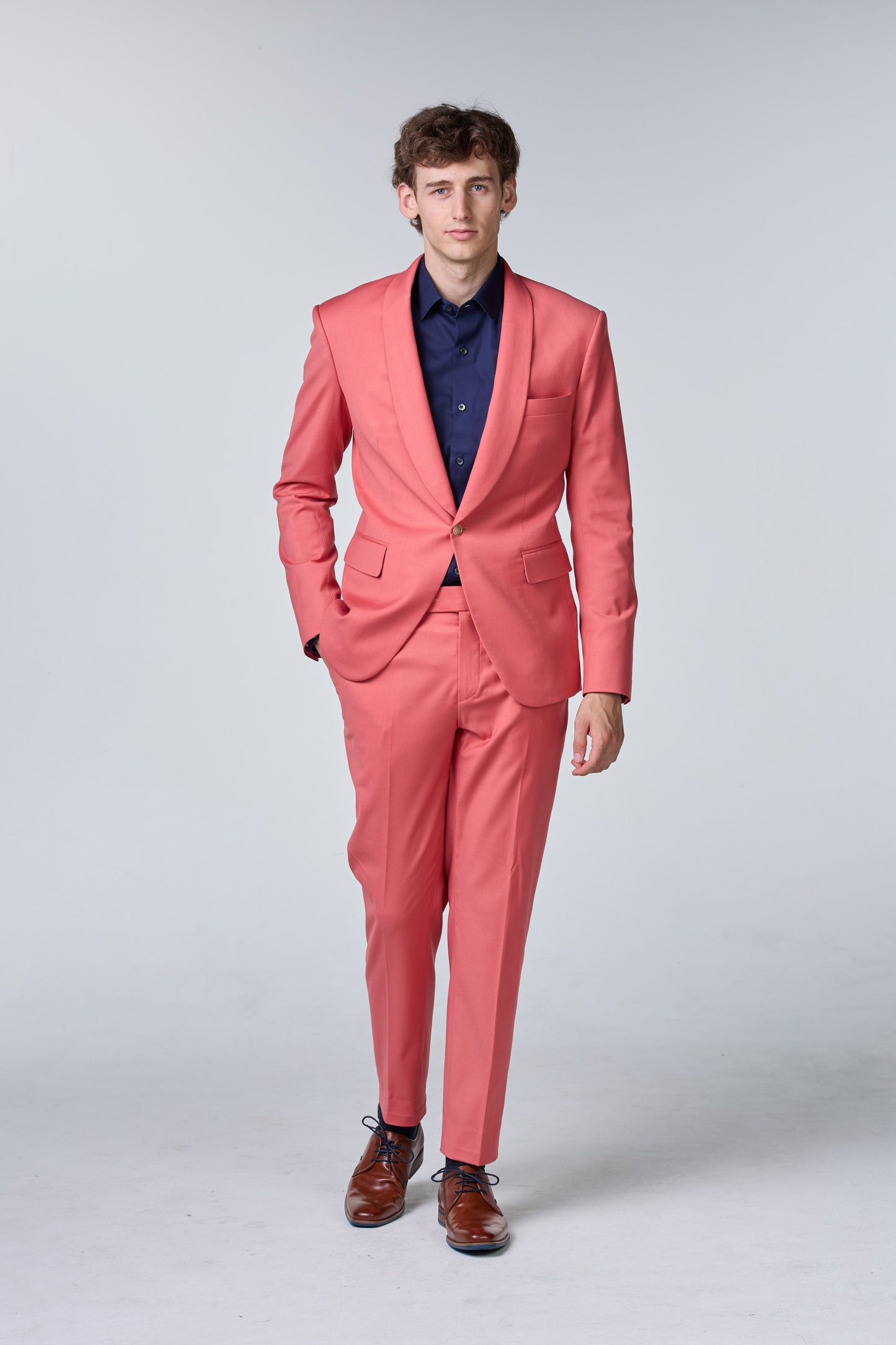 Pfirsichfarbener Anzug