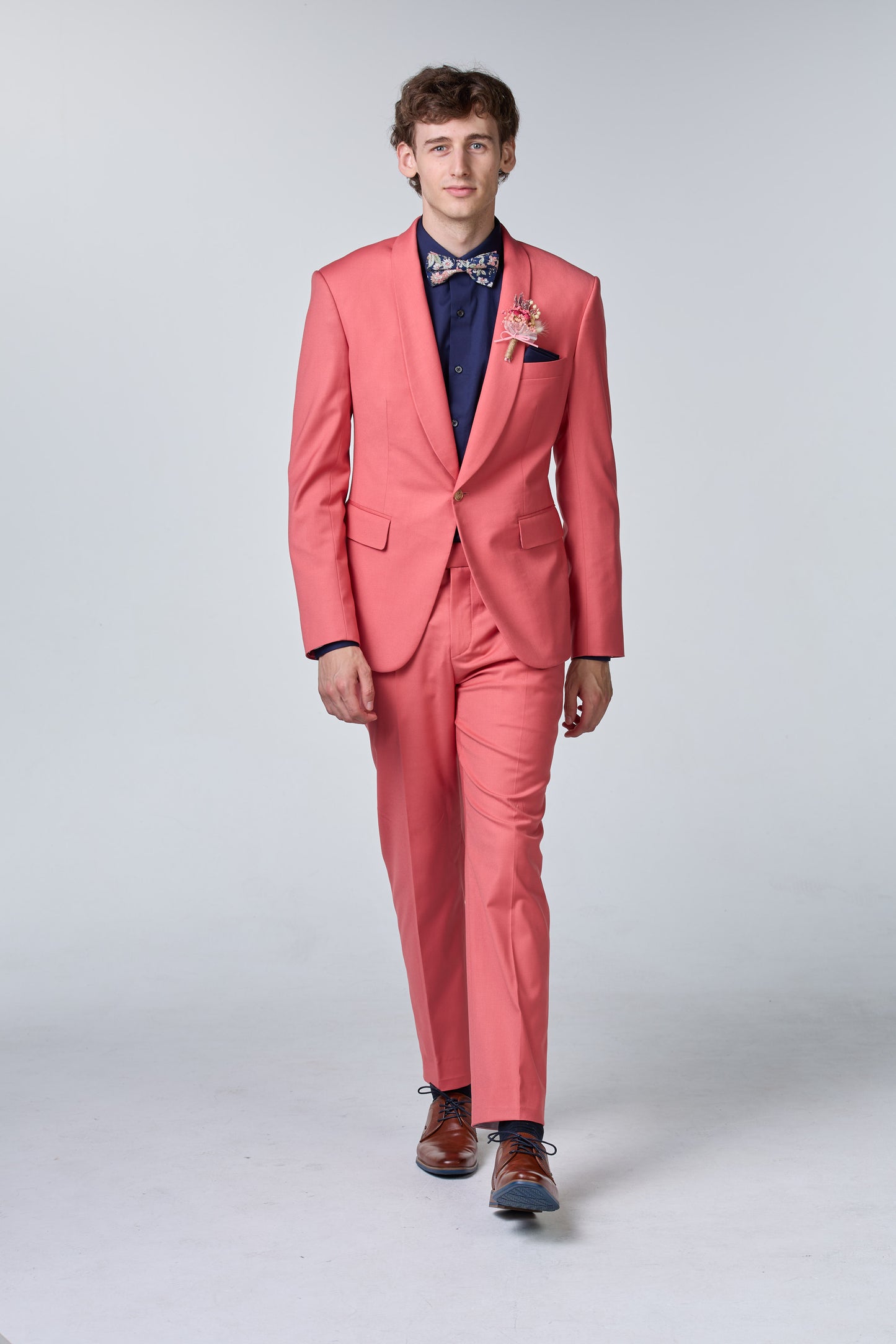 Pfirsichfarbener Anzug - essentials