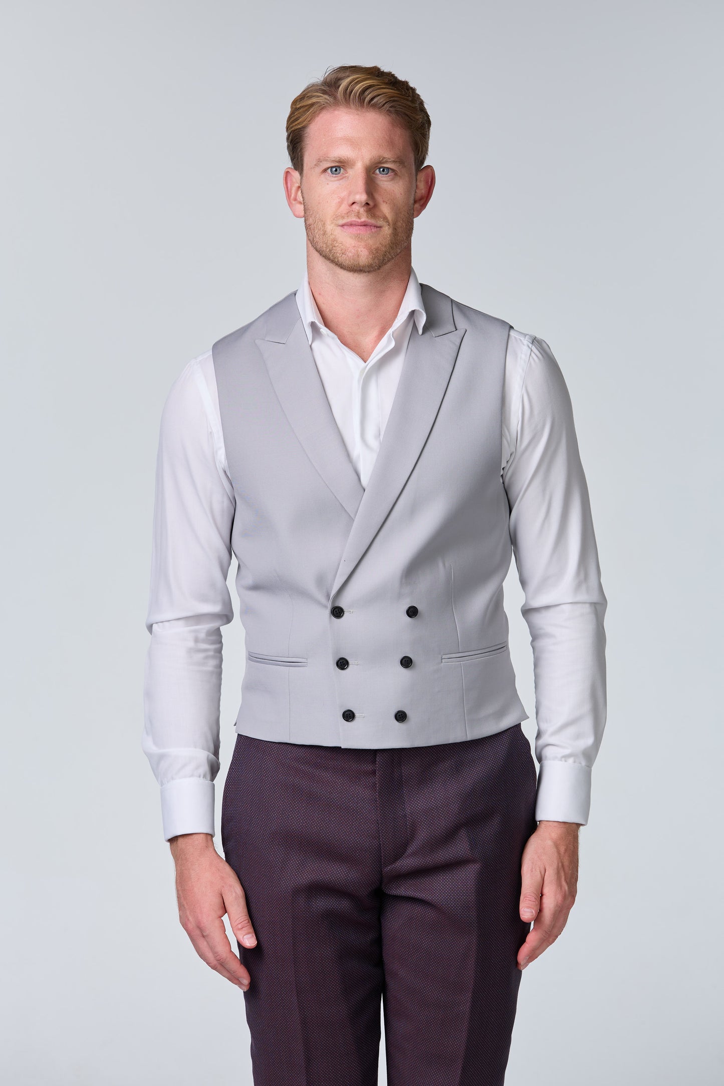 Rot-brauner Hochzeitsanzug mit Punktmuster - premium