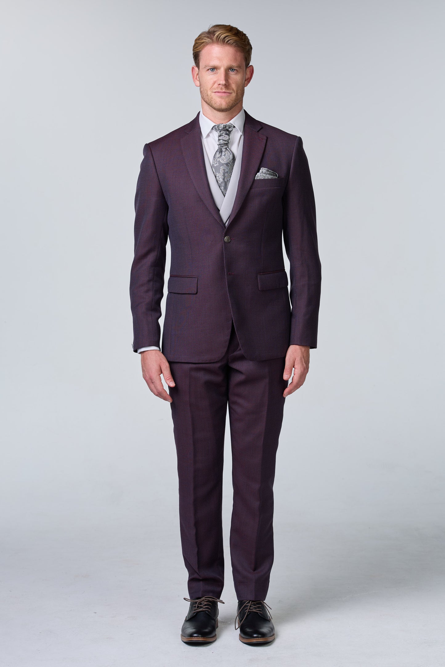 Rot-brauner Hochzeitsanzug mit Punktmuster - essentials