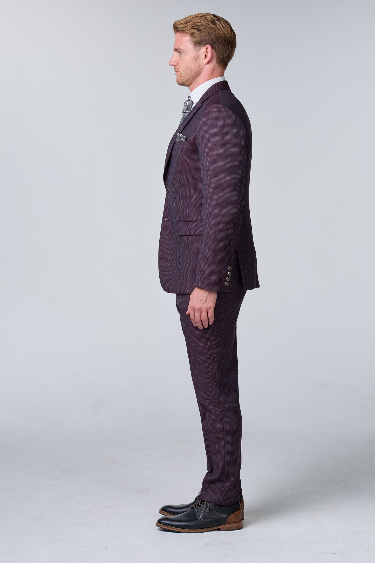 Rot-brauner Hochzeitsanzug mit Punktmuster