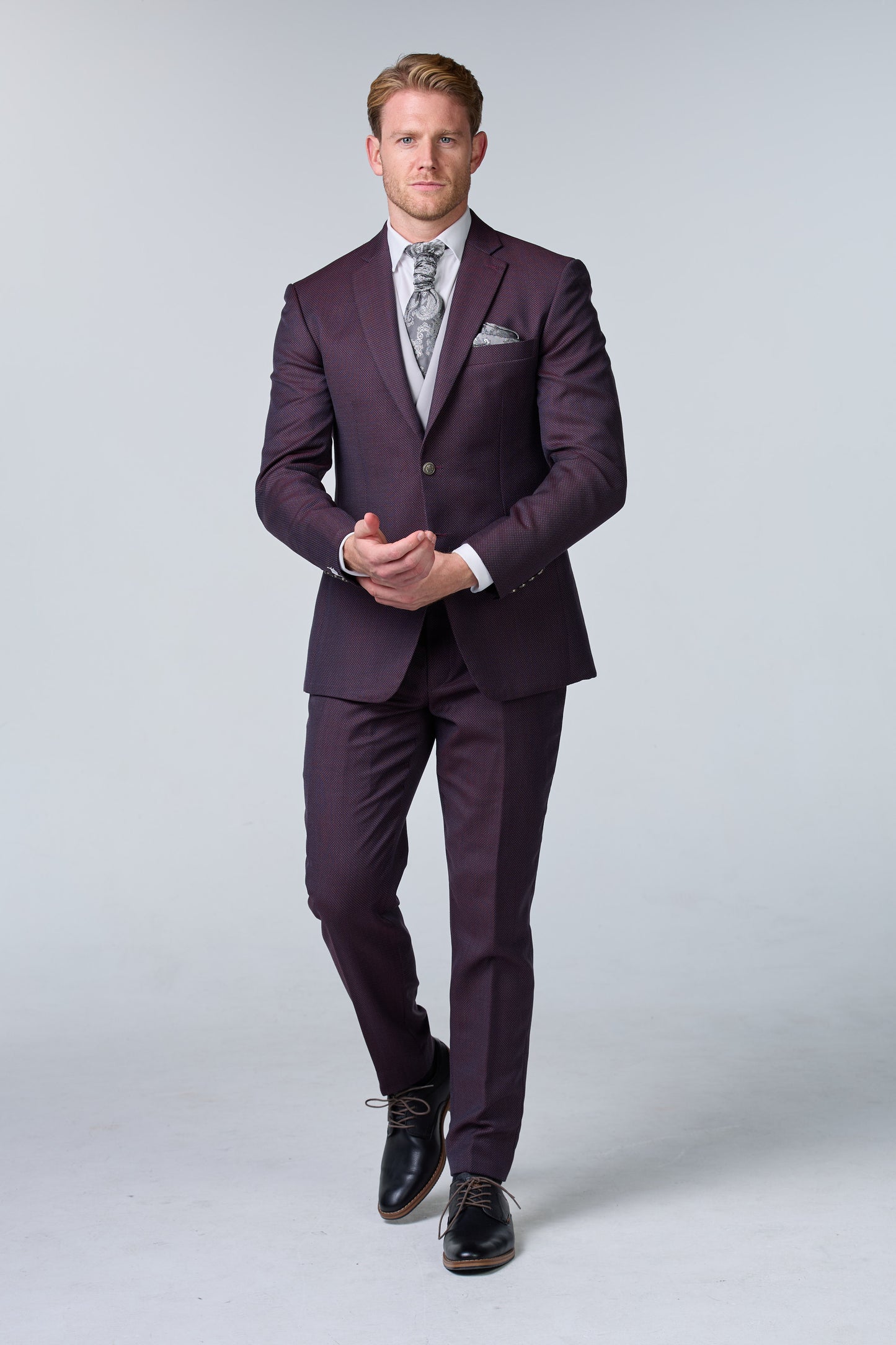 Rot-brauner Hochzeitsanzug mit Punktmuster