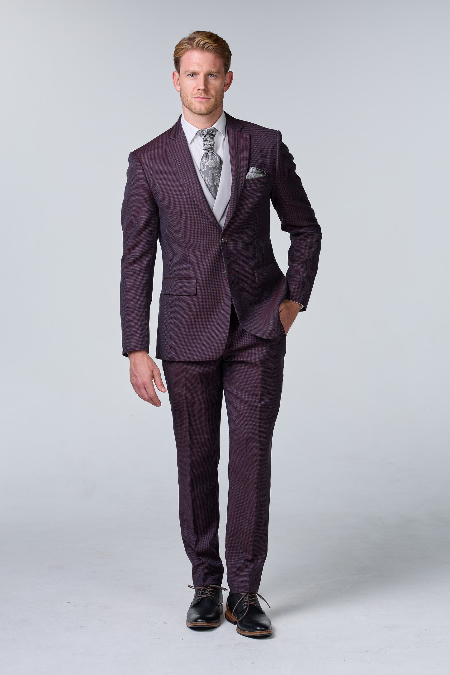 Rot-brauner Hochzeitsanzug mit Punktmuster