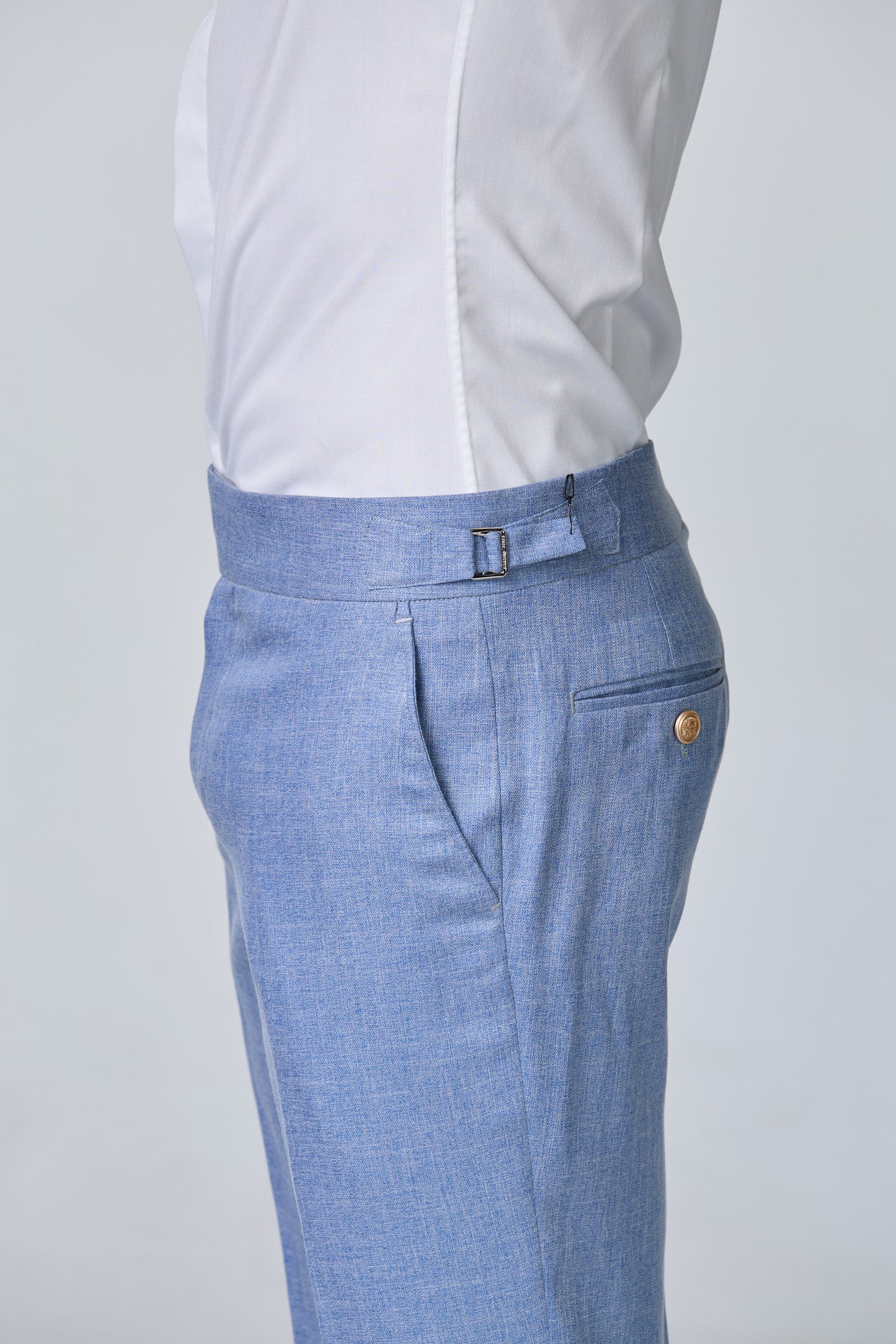 Hellblauer Anzug mit steigendem Revers - premium