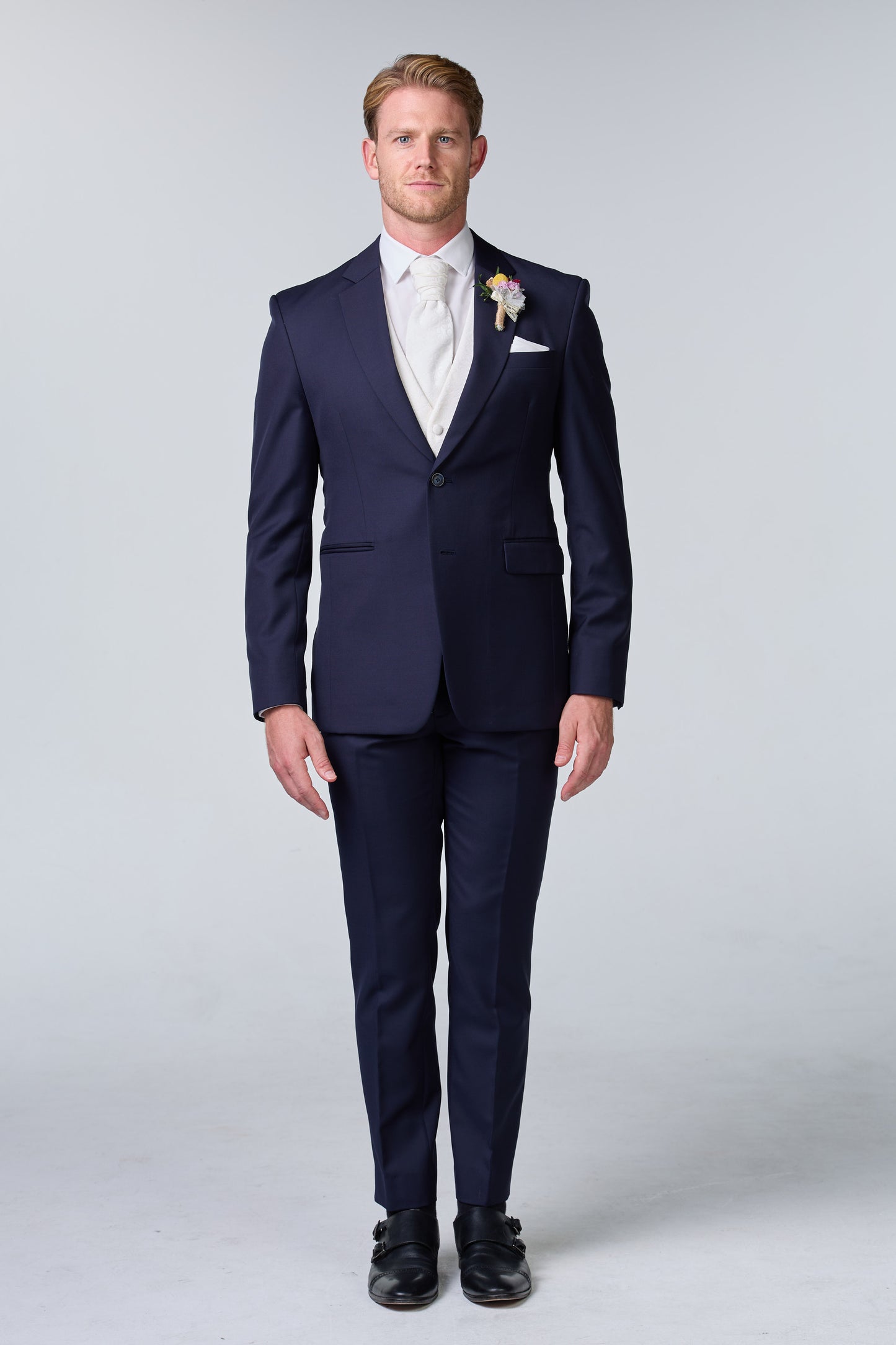 Bräutigam Outfit in Blau mit weißer Weste - Premium