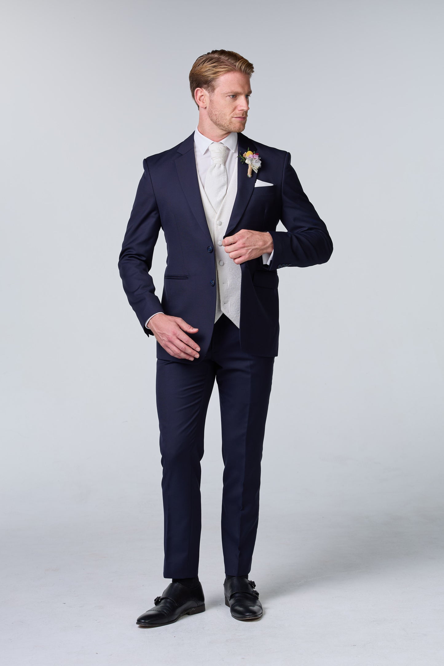 Bräutigam Outfit in Blau mit weißer Weste - budget