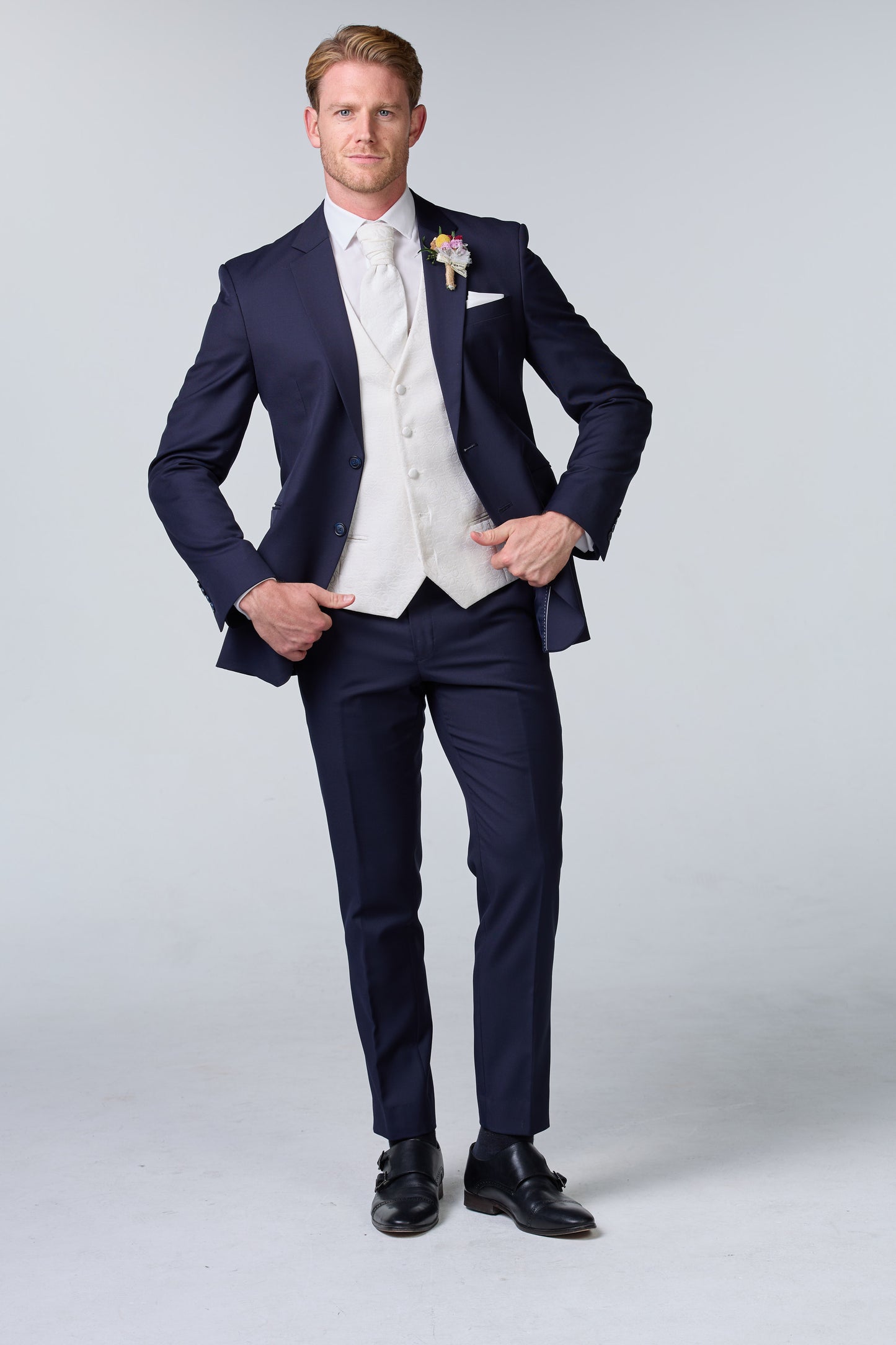 Bräutigam Outfit in Blau mit weißer Weste - Premium