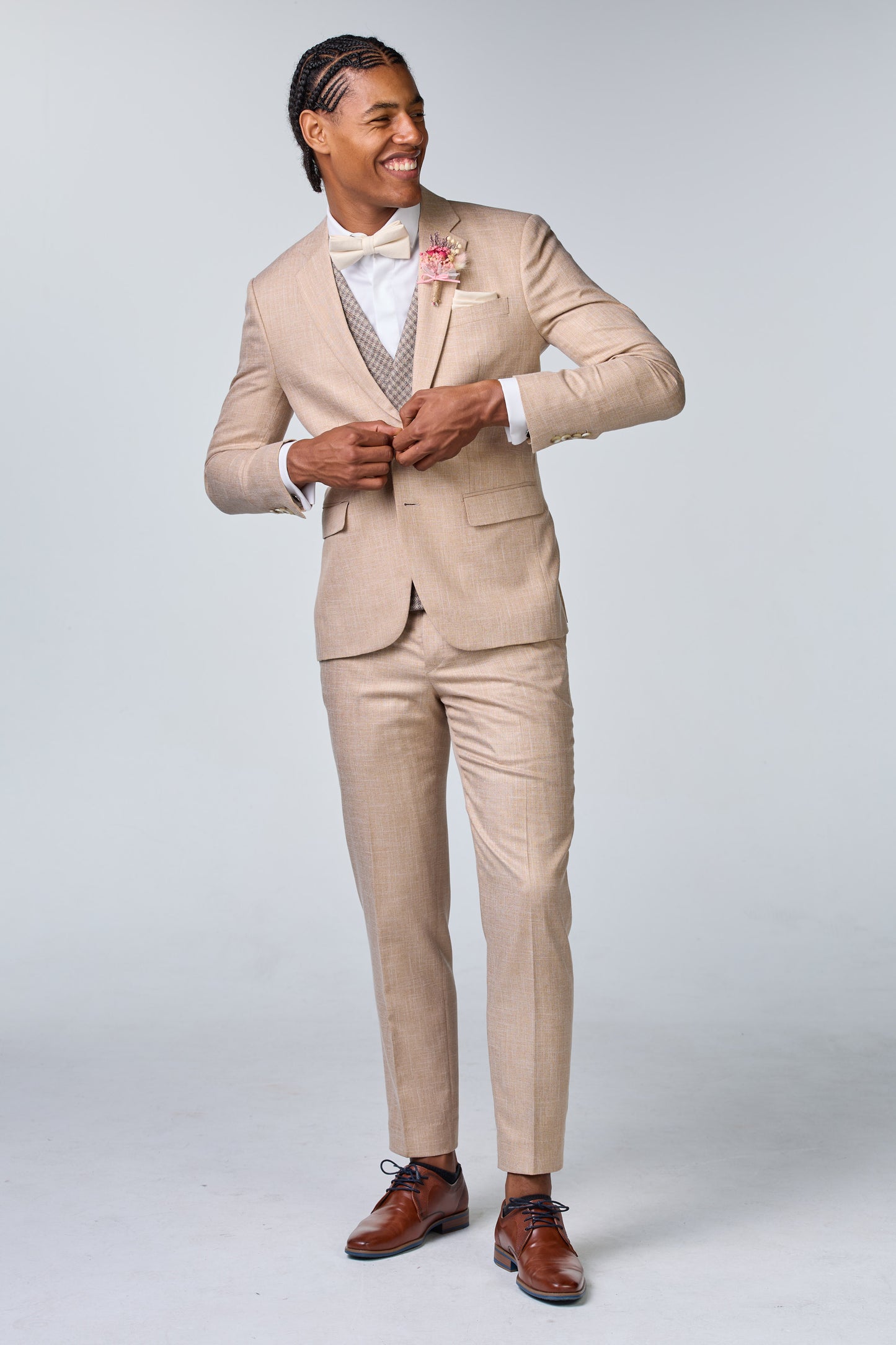 Bräutigam im Boho Look mit exklusiver Loro Piana Weste - essentials