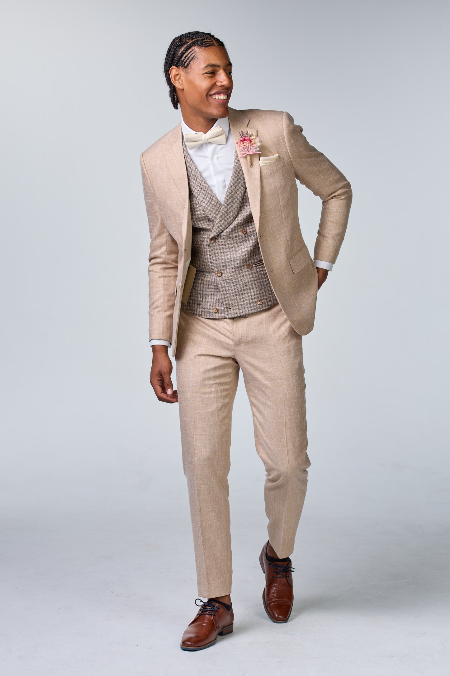 Bräutigam im Boho Look mit exklusiver Loro Piana Weste - essentials