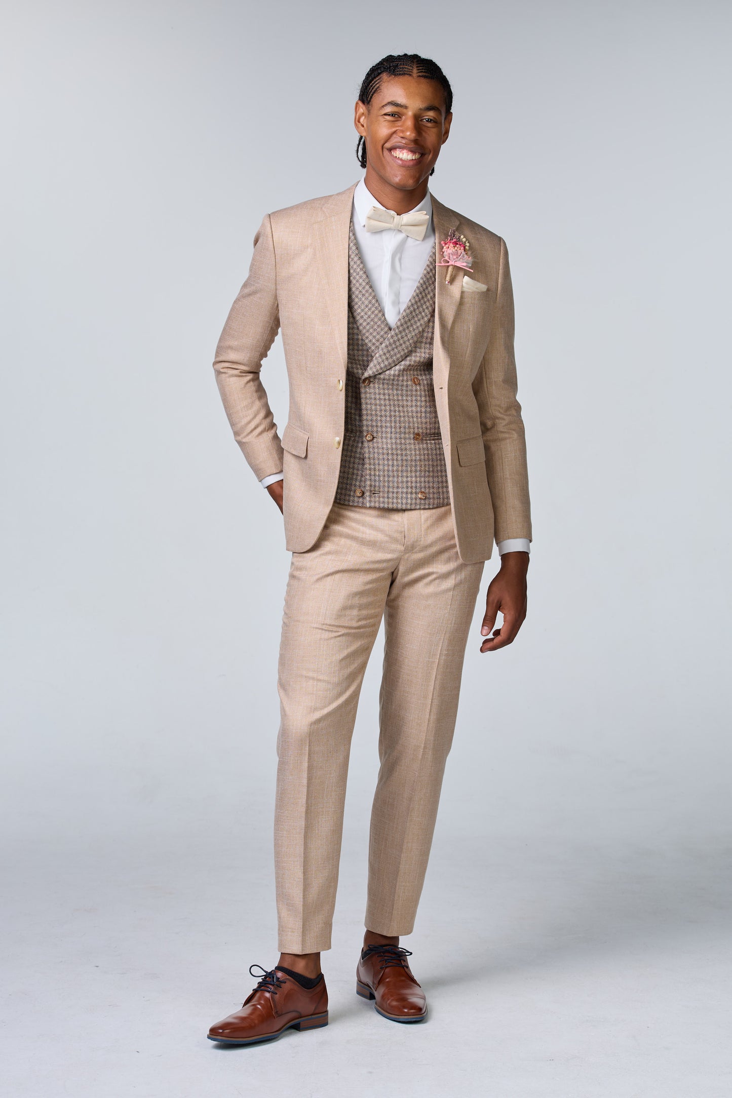 Bräutigam im Boho Look mit exklusiver Loro Piana Weste - budget