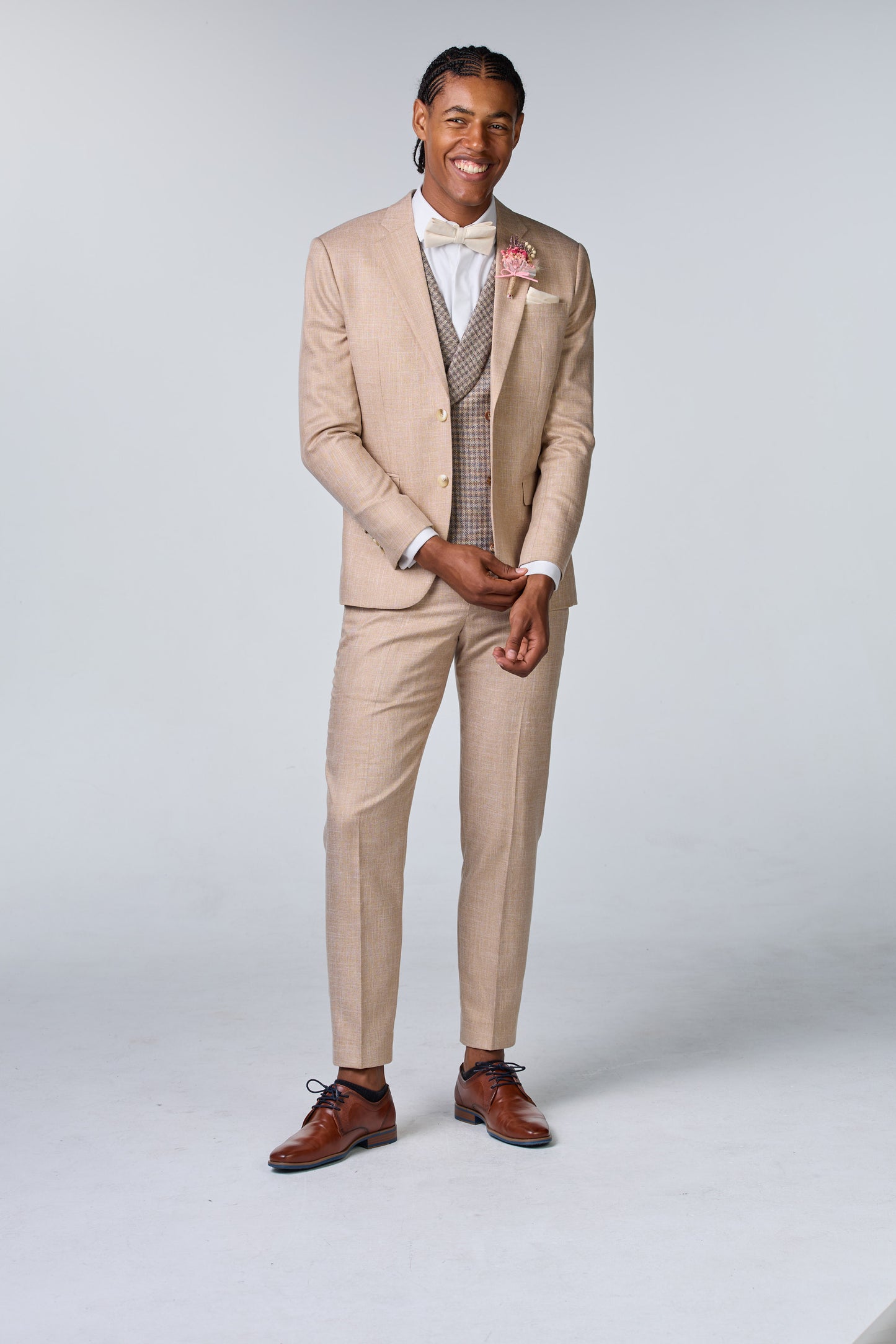 Bräutigam im Boho Look mit exklusiver Loro Piana Weste - budget